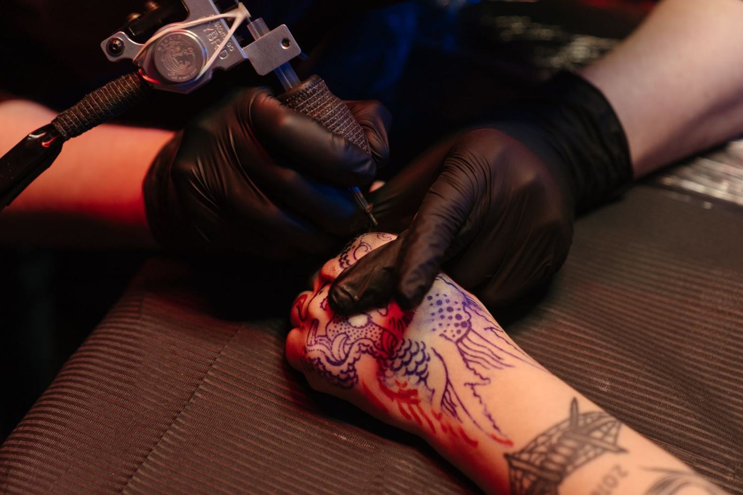 Tatuagem colorida sendo feita