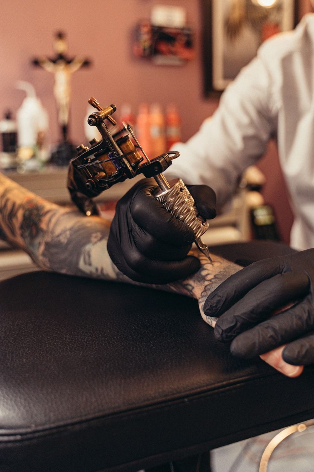 Máquina de tatuagem em ação sobre a pele